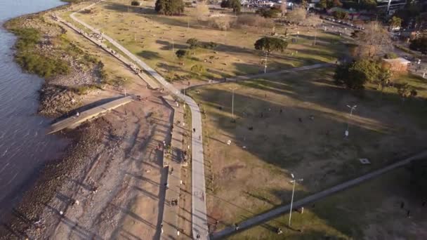 ビセンテ ロペス海岸公園の通路に続く空中ビュー — ストック動画