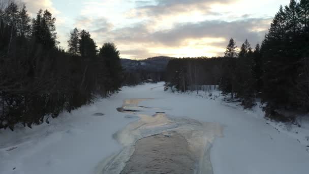 Piękny Zimowy Krajobraz Latanie Nad Zamarzniętą Rzeką Podczas Ciepłego Zachodu — Wideo stockowe