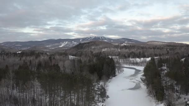 Piękny Zimowy Krajobraz Rzeka Pierwszym Planie Górami Ośrodkiem Narciarskim Tle — Wideo stockowe