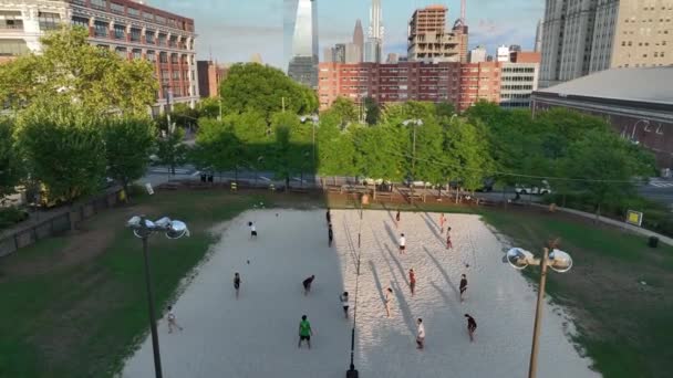 フィラデルフィアのUpenキャンパスでバレーボールをしている人々の空中ビュー — ストック動画