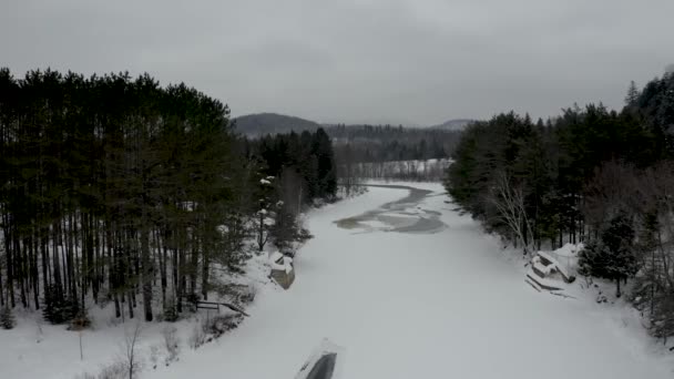 Prachtig Winterlandschap Cinematografische Drone Beelden Professionele Piloot Vliegen Rivier Naar — Stockvideo