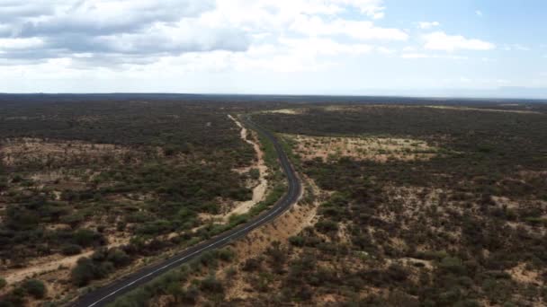 エチオピアのオモ渓谷の遠隔地にあるアスファルト道路を荒廃させます 空中ワイドショット — ストック動画