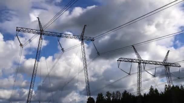 Elektrik Kuleleri Elektrik Hatları Zaman Aşımına Uğradı Mavi Gökyüzü Ile — Stok video