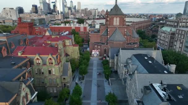 Letecký Záběr Kampusu Upenn Západní Filadelfii Dron Pohybuje Perelmanovým Čtyřúhelníkem — Stock video