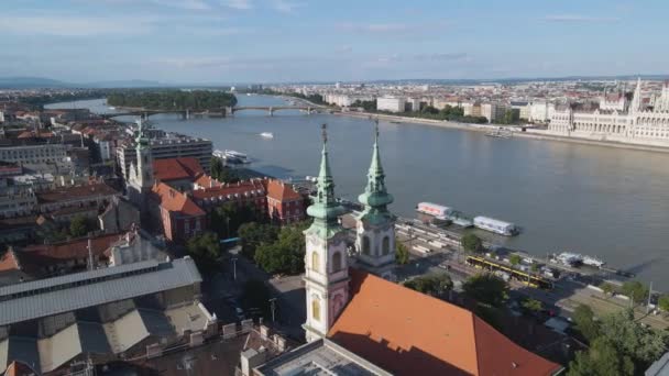 Tembakan Busur Udara Berputar Putar Sekitar Gereja Katolik Pusat Kota — Stok Video