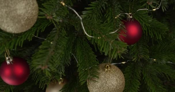 Juletræ Nærbillede Nytårsaften Dekoreret Med Farverige Mousserende Legetøj – Stock-video
