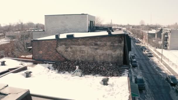 壊れた屋根の上に落ちたレンガの壁 ビューの壁のポイントで左にドローンパン 4Kマヴィック3 Uhd 冬の風景 — ストック動画