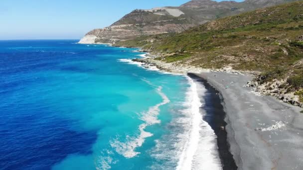 Drone Vola Sopra Spiaggia Nonza Con Sabbia Nera Corsica — Video Stock