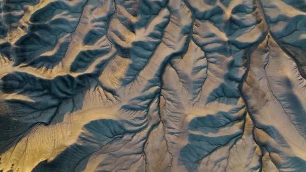 在炎热的阳光普照下 犹他州干旱的沙滩景观和裂缝 空中自上而下 — 图库视频影像