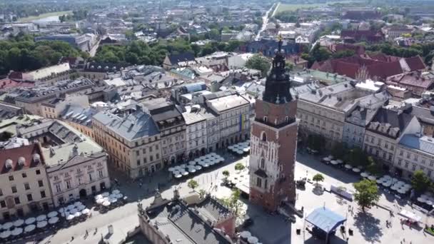 광장에 위아라 비에이아 차오와 폴란드 문화의 중심지인 크라코프의 상공을 비행하는 — 비디오