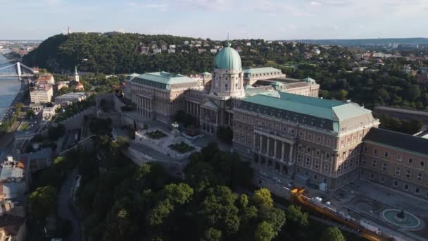 Dolly Aérea Disparou Suavemente Afastando Castelo Buda Budapeste Hungria Tarde — Vídeo de Stock