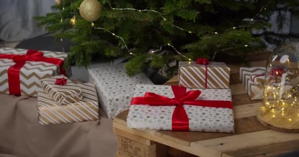 Regalos Decorados Bajo Hermoso Árbol Navidad Vista Movimiento — Vídeos de Stock