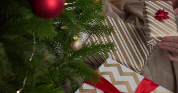 Regalo Mágico Con Cinta Roja Bajo Árbol Navidad Vista Primer — Vídeo de stock