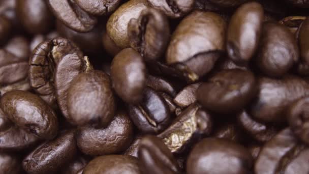 Primer Plano Mano Graduación Suave Delicioso Aromático Granos Café Oscuro — Vídeos de Stock