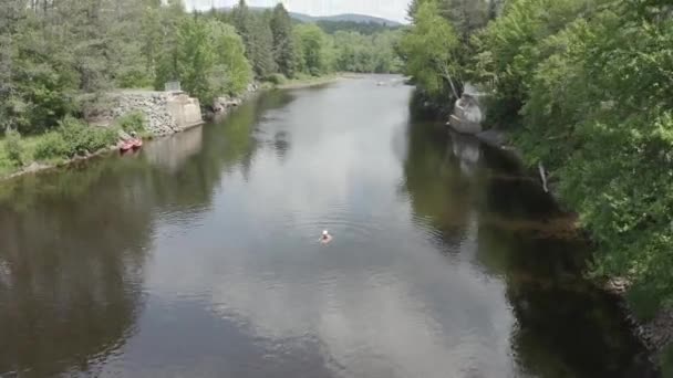 Hermosa Escena Verano Niña Nadando Durante Buen Día Río Drone — Vídeos de Stock
