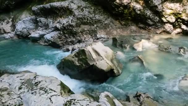 Enormes Rocas Agua Turquesa Cañón Martvili Georgia Drone Shot — Vídeos de Stock