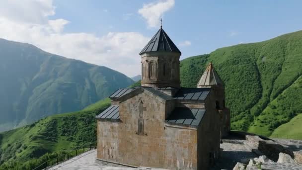 Revolve Gergeti Trinity Church Caucasus Mountains Kazbegi Georgia Повітряний Дрон — стокове відео