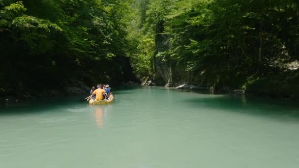 Escena Turistas Rafting Botes Remo Goma Martvili Canyon Georgia Amplio — Vídeos de Stock