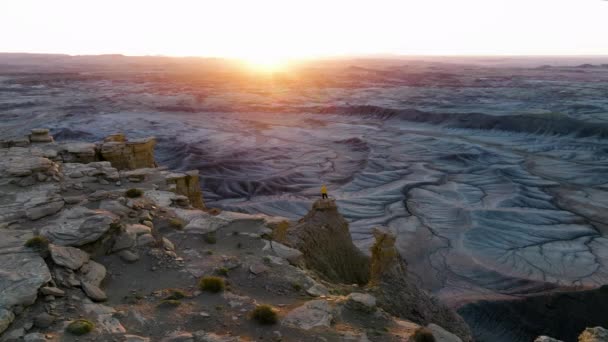 美国犹他州 在日出时分 位于雪山峡谷顶端的无人机在人前盘旋 空中射击 — 图库视频影像