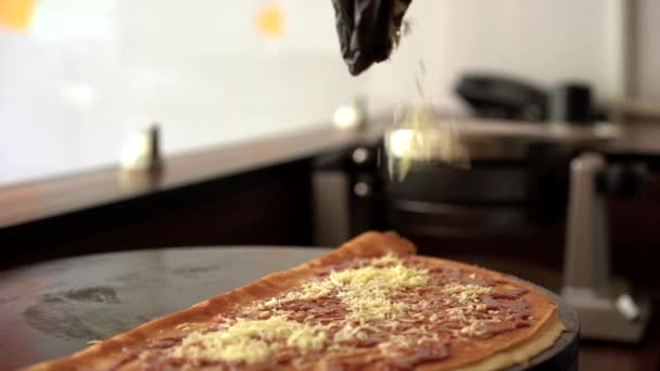 Slow Motion Queso Bola Holland Brânză Crepe Rețetă Mănuși Negre — Videoclip de stoc