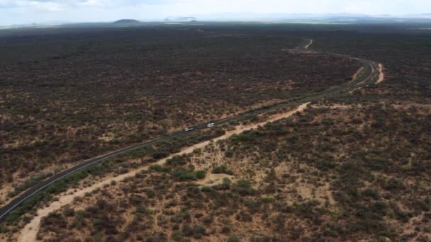 Estrada Asfalto Com Carros Meio Vasto Deserto Omo Valley Etiópia — Vídeo de Stock