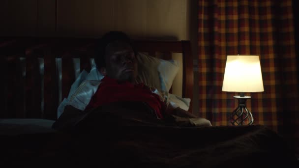 Pensive Young Black Man Ліжку Мислення Insomnia — стокове відео