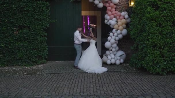 Pareja Boda Bailando Delante Fiesta Bodas — Vídeos de Stock