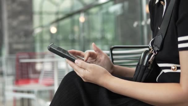 Siedząca Kobieta Przewija Się Przez Smartfona Koncepcja Uzależnienia Mediów Społecznościowych — Wideo stockowe