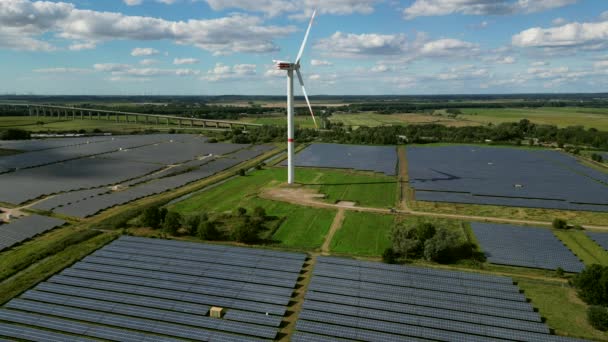Větrná Turbína Otáčí Uprostřed Solární Farmy Zeleném Poli — Stock video