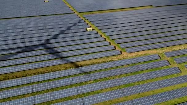 Veduta Aerea Dei Pannelli Solari Con Ombra Una Turbina Eolica — Video Stock