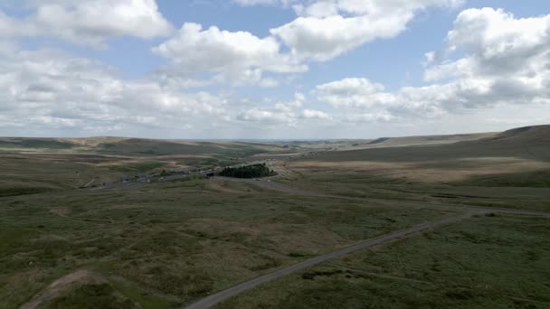 位于大曼彻斯特Rochdale市区的Pennine Moors高速公路上的Windy Hill和M62高速公路的飞行员航拍 — 图库视频影像