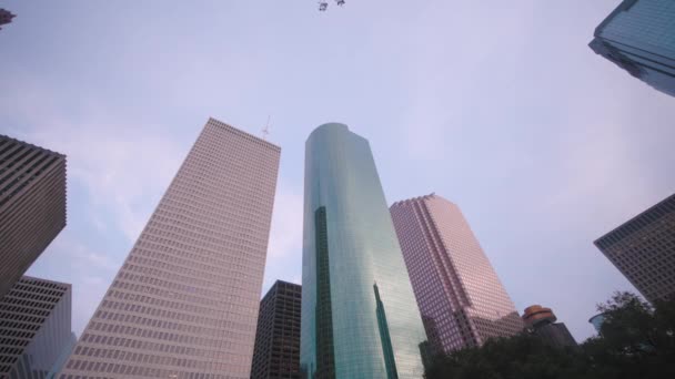 Låg Vinkel Över Centrala Houston Skyskrapor — Stockvideo