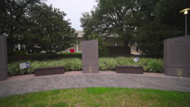 在德克萨斯州休斯顿市中心拍摄林登约翰逊和阿波罗1号纪念碑 — 图库视频影像