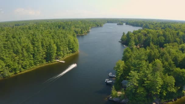 Vista Del Dron Una Moto Acuática Conduciendo Por Río Lejos — Vídeos de Stock