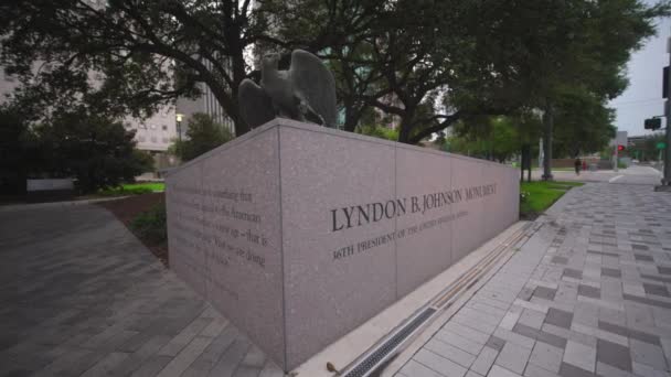 Lövöldözés Lyndon Johnson Apollo Műemlékekről Houston Belvárosában Texasban — Stock videók