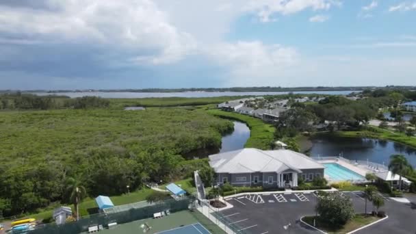 Aéreo Bradenton Luxo Florida Comunidade Diretamente Perto Manguezal Pântano Golfo — Vídeo de Stock