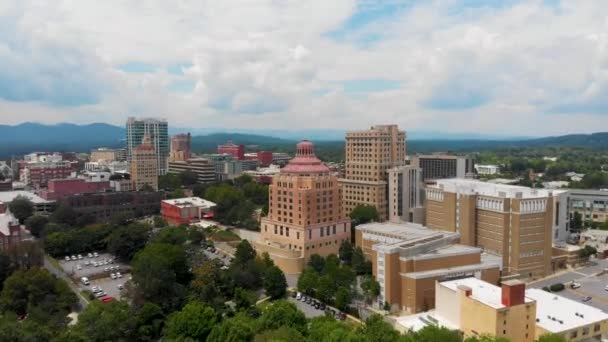 Drone Flyover Videó Buncombe Megyei Bíróságról Asheville Belvárosában Napsütéses Nyári — Stock videók