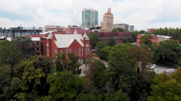 Drone Video Downtown Asheville View East Side Sunny Summer Day — стокове відео