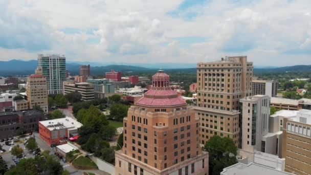 Drone Flyover Videó Buncombe Megyei Bíróságról Asheville Belvárosában Napsütéses Nyári — Stock videók