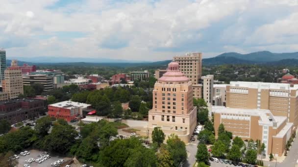 Drone Video Buncombe County Courthouse Downtown Asheville Sunny Summer Day — стокове відео