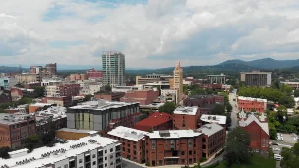 Drone Video Downtown Asheville Nc在阳光明媚的夏日从东区观看 — 图库视频影像