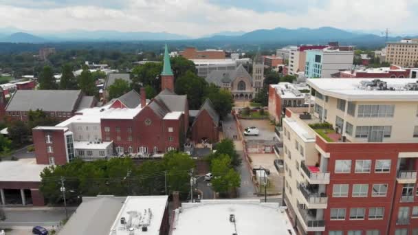北卡罗来纳州Asheville市中心历史中央联合卫理公会和第一长老会的4K Drone视频 — 图库视频影像