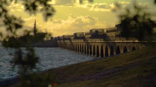 Florida Keys Causeway Bridge Vieux Us1 Coucher Soleil Ciel Orangé — Video