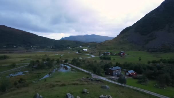 Norveç Islak Kırsal Kesiminde Beyaz Iki Katlı Bir Eve Doğru — Stok video