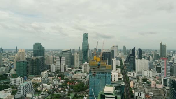 Kinematografické Záběry Městských Dronů Leteckým Pohledem Budovy Mrakodrapy Uprostřed Centra — Stock video