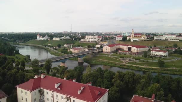 Luchtopname Nadert Voertuigen Die Een Brug Oversteken Grodno City Belarus — Stockvideo