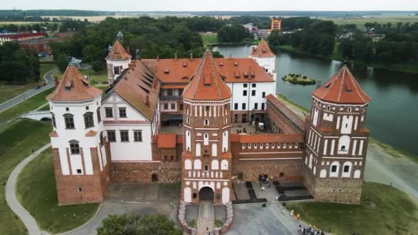 ミルシティ ベラルーシの湖のほかに ミル城の空中後退ショット — ストック動画