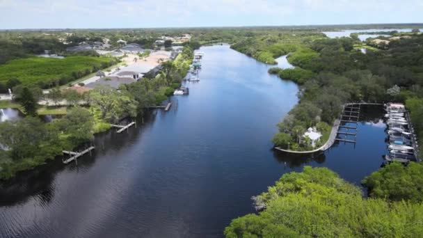 佛罗里达州布拉登顿的豪华住宅就座落在马纳提河的主要河岸附近 附近的一个小码头上停着水面上的船只 — 图库视频影像