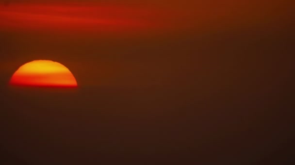 太阳升起像一个燃烧的火球 从海面升起 时间消逝了 — 图库视频影像