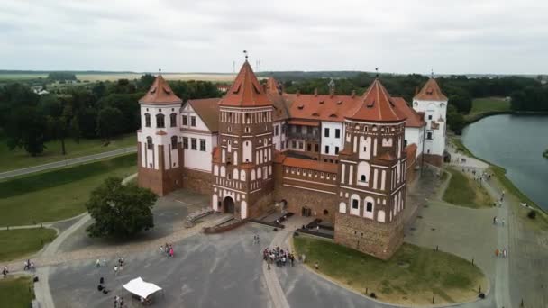 Riprese Aeree Ascendenti Del Castello Mir Nella Città Mir Bielorussia — Video Stock
